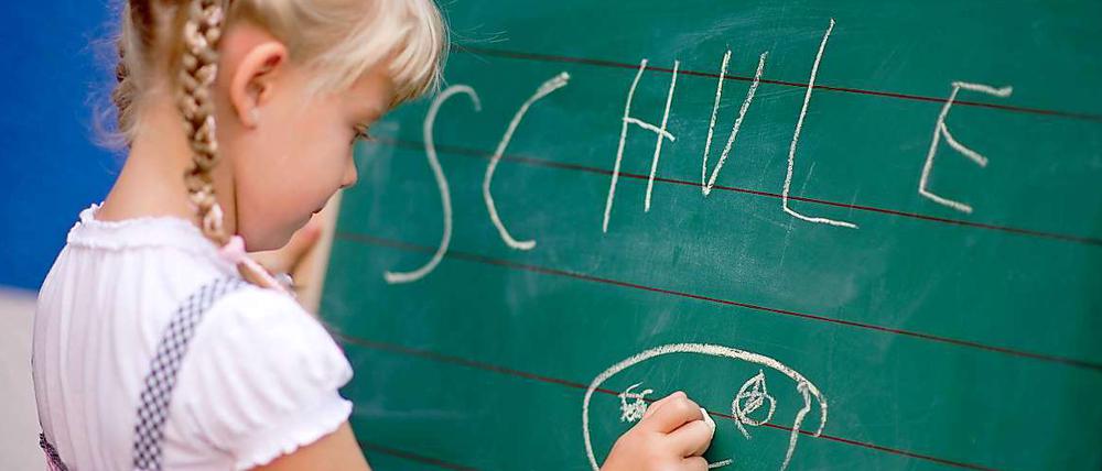 Seit Einführung der Früheinschulungen und des Jahrgangsübergreifenden Lernens (JüL) haben sich die Leistungen der Berliner Grundschüler in den Fächern Deutsch und Mathematik verschlechtert. Was viele Eltern und Lehrer längst befürchtet haben, bestätigt jetzt eine Studie des FU-Erziehungswissenschaftlers Hans Merkens.