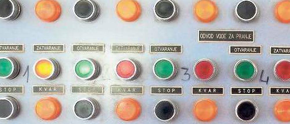 Verwirrende Vielfalt. Unser Erbgut wird über mindestens vier Millionen Schalter und weitere Regulationsmechanismen gesteuert. Weitaus komplizierter als bei dieser Schalttafel eines Wasserwerks bei Pristina. 