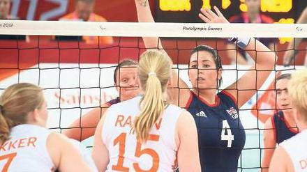 Am Boden, keineswegs. Die Britin Samantha Bowen ist mit 1,41 Metern beim Sitzvolleyball ein schwer zu überwindendes Hindernis. 