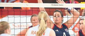Am Boden, keineswegs. Die Britin Samantha Bowen ist mit 1,41 Metern beim Sitzvolleyball ein schwer zu überwindendes Hindernis. 