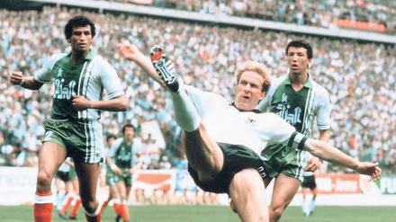 Strauchellage. Karl-Heinz Rummenigge (M.) reckt sich vergeblich, Deutschland verliert bei der WM 1982 gegen Algerien.