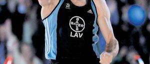 Einmal Höhenflug und zurück. Björn Otto feiert seinen Rekord beim Springen in Aachen. Für den 34-Jährigen ist es der traumhafte Schlusspunkt einer erfolgreichen Saison. Foto: dapd