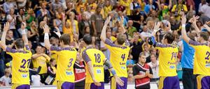 Die Füchse Berlin feiern mit den Fans den Heimsieg über Göppingen.