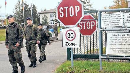 Die neuen Strukturen bei der Bundeswehr verlangen den Soldaten viel ab. Eine Untersuchung des Bundeswehrverbands hat nun ergeben, dass mehr als die Hälfte der Führungskräfte in der Truppe sogar an Kündigung gedacht hat. 