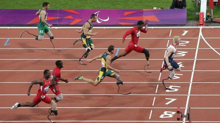 Die anderen sind schneller als Oscar Pistorius (4. v. r.) - zumindest über 100 Meter.