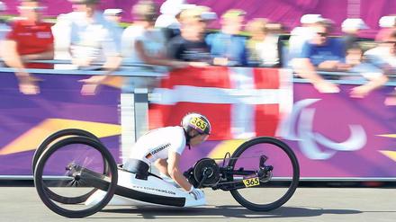 Handarbeit. Andrea Eskau holte mit ihrem Handbike zweimal Gold. Foto: dapd