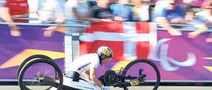 Handarbeit. Andrea Eskau holte mit ihrem Handbike zweimal Gold. Foto: dapd