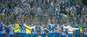 Blau-Weiße Glücksgefühle. Hertha feiert sich selbst nach dem Derby-Sieg bei Union.