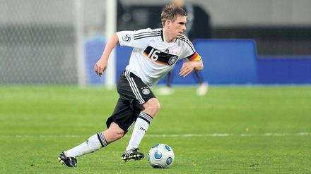 Mit neuer Dynamik. Nach der Enttäuschung bei der EM hat Philipp Lahm ein großes Ziel: Er will mit der Nationalmannschaft in zwei Jahren Weltmeister werden.