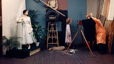Alles nur gespielt. Diane Arbus fotografierte nicht nur Model und Säule sondern gleich den ganzen Kulissenzauber mit.