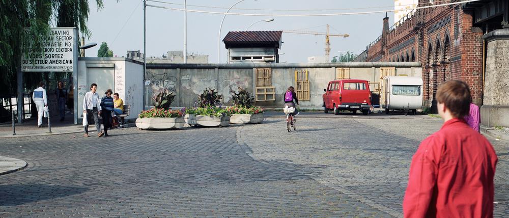 Mitte 1990 sperrte die Mauer noch die Oberbaumbrücke an der Grenze von Friedrichshain und Kreuzberg für Autos.