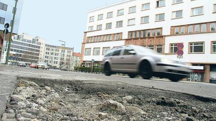 Buckelpiste in der Anhalter Straße. Eines von zahlreichen Schlaglöschern auf Berlins Straßen. 