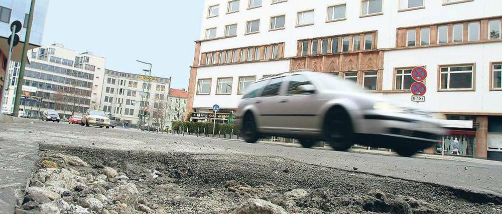 Buckelpiste in der Anhalter Straße. Eines von zahlreichen Schlaglöschern auf Berlins Straßen. 