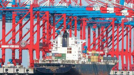 Übung macht den Hafen. Die „Northern Vitality“ wird seit Wochen unentwegt be- und entladen. Wenn der Jade-Weser-Port am 21. September verspätet eröffnet wird, soll alles glattgehen. Die „Northern Vitality“ wird dann wohl abgewrackt. 