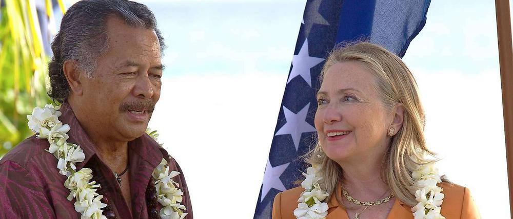 Herzlicher Empfang. Die amerikanische Außenministerin Hillary Clinton ist vom Premierminister des kleinen pazifischen Inselstaats Cook Island, Henry Puna, freundlich gebeten worden, zum Überleben seiner Nation beizutragen. Die USA sollten doch bitte mehr Ehrgeiz bei der Senkung ihres Kohlendioxid-Ausstoßes zeigen, verlangte Puna. Clinton hatte ihm aber nichts zu bieten. 