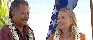 Herzlicher Empfang. Die amerikanische Außenministerin Hillary Clinton ist vom Premierminister des kleinen pazifischen Inselstaats Cook Island, Henry Puna, freundlich gebeten worden, zum Überleben seiner Nation beizutragen. Die USA sollten doch bitte mehr Ehrgeiz bei der Senkung ihres Kohlendioxid-Ausstoßes zeigen, verlangte Puna. Clinton hatte ihm aber nichts zu bieten.