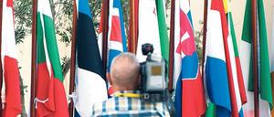 So viel Einigkeit ist selten. Ganz Europa wartet gespannt auf das Urteil des Bundesverfassungsgerichts. Foto: Steffi Loos/dapd