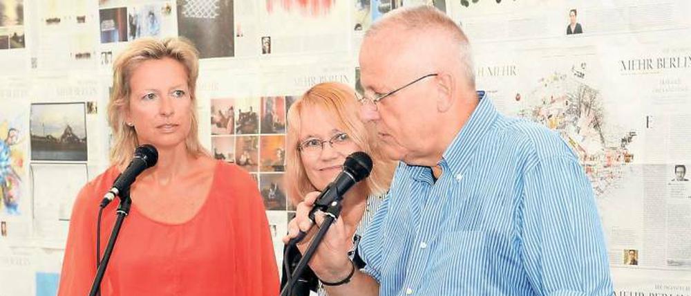 Freiwillig im Einsatz. Rupert Graf Strachwitz und Maria von Joest mit Tagesspiegel-Autorin Elisabeth Binder.