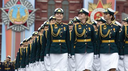 Russische Kadettinnen marschieren während einer Militärparade zur Erinnerung an das Ende des Zweiten Weltkrieges vor 74 Jahren auf dem Roten Platz.