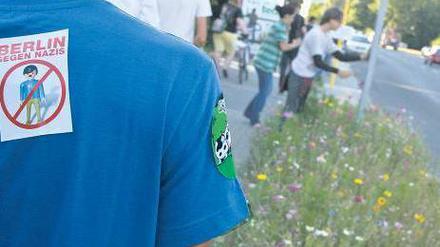Mit Logo gegen Neonazis. Bei ihren Einsätzen in Ortsteilen wie Johannisthal machen die Aktivisten von „Uffmucken“ aus ihrer Mission kein Hehl. 