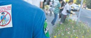 Mit Logo gegen Neonazis. Bei ihren Einsätzen in Ortsteilen wie Johannisthal machen die Aktivisten von „Uffmucken“ aus ihrer Mission kein Hehl. 