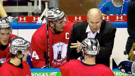 Berlins Trainer Don Jackson (2.v.r.), hier beim Spiel gegen die Hamburg Freezers, spricht während einer Auszeit mit seinen Spielern.
