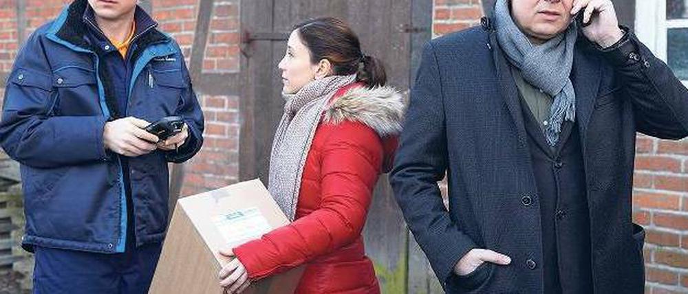 Psychopath in Uniform: Kommissar Borowski (Axel Milberg, rechts) und seine Assistentin Sarah Brandt (Sibel Kekilli) lernen den Täter früh kennen. Im Gegensatz zum Zuschauer wissen sie jedoch zunächst nichts von der dunklen Seite des harmlos wirkenden Postausträgers Kai Korthals (Lars Eidinger). Foto: Georg Wendt, dpa