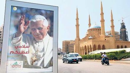 Hoher Besuch. Auf den großen Boulevards in Beirut wird Benedikt XVI. schon mit vielen Plakaten willkommen geheißen. Foto: dapd