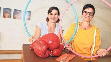 Trainingsplatz für mehr Respekt. Sophia Oppermann und Rebecca Weis (rechts) von „Gesicht Zeigen!“ in einem Raum der Ausstellung, der wie eine Sporthalle eingerichtet ist. Dort können Schulklassen in Spielen die Vorzüge von Zusammenarbeit und Rücksichtnahme erfahren. 