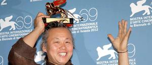 Stolzer Gewinner: Regisseur Kim Ki-Duk mit dem Goldenen Löwen von Venedig.