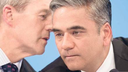 Einflüsterer. Co-Vorstand Jürgen Fitschen (l.) im Gespräch mit seinem Kollegen Anshu Jain, der immer noch kaum deutsch spricht. 