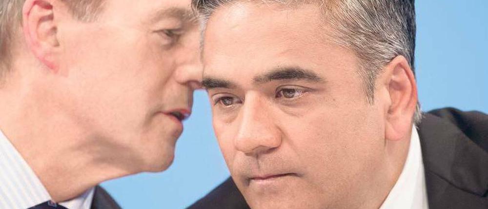 Einflüsterer. Co-Vorstand Jürgen Fitschen (l.) im Gespräch mit seinem Kollegen Anshu Jain, der immer noch kaum deutsch spricht. 