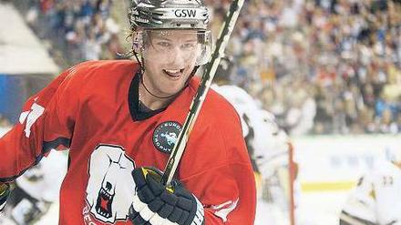 Toreschießen macht Spaß. Schon wieder hat Mark Katic getroffen, hier beim 3:0 der Eisbären gegen Kärpät Oulu. 