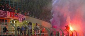 Bengalische Nächte in Charlottenburg: Die Fans von Tennis Borussia sorgen für Stimmung im Berliner Pokal.