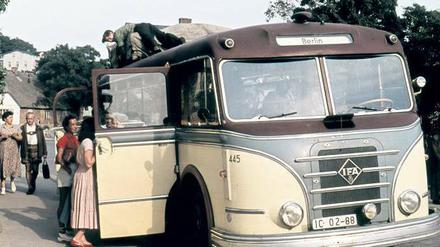 Mit einem Koffer nach Berlin. Schon Mitte der 50er, lange vor der Erfindung von Billigflug und Techno, war die Metropole ein beliebtes Reiseziel. Foto: Ullstein Bild/Leber