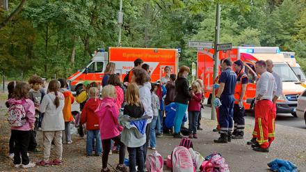Die verschreckten Kinder wurden von den Rettungskräften versorgt und getröstet.