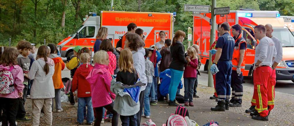 Die verschreckten Kinder wurden von den Rettungskräften versorgt und getröstet.
