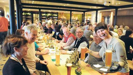 Alles rein, denn auch auf den Schiffen von Aida Cruises wird das bordeigene Bier nach dem Gebot von 1516 gebraut – auch wenn dazu Meerwasser verwendet wird.