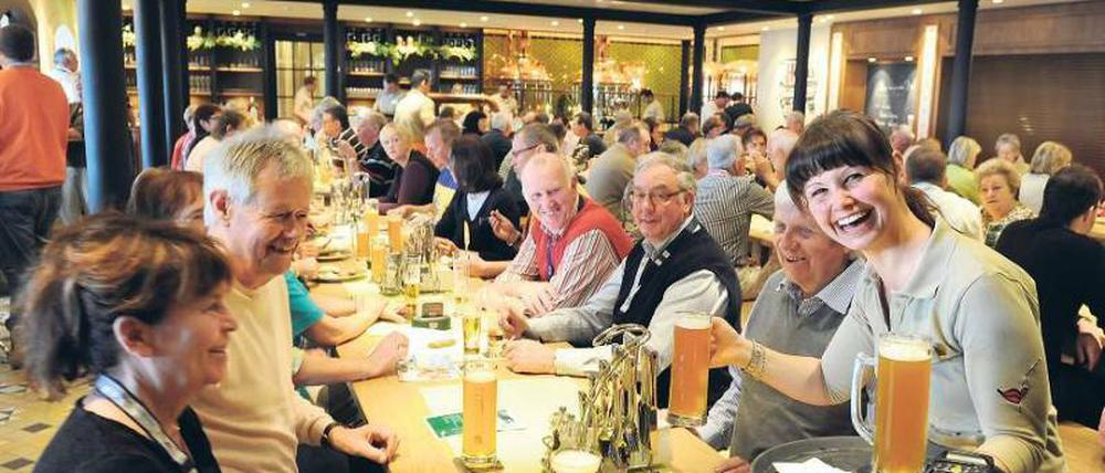 Alles rein, denn auch auf den Schiffen von Aida Cruises wird das bordeigene Bier nach dem Gebot von 1516 gebraut – auch wenn dazu Meerwasser verwendet wird.