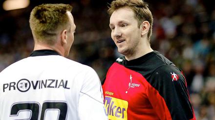 Redest du mit mir? Der Berliner Ersatztorwart Petr Stochl (r.) diskutiert mit dem Kieler Christian Zeitz beim Duell beider Teams im März 2012. Auch Stochl könnte eine wichtige Rolle im Spitzenspiel spielen.