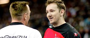 Redest du mit mir? Der Berliner Ersatztorwart Petr Stochl (r.) diskutiert mit dem Kieler Christian Zeitz beim Duell beider Teams im März 2012. Auch Stochl könnte eine wichtige Rolle im Spitzenspiel spielen.