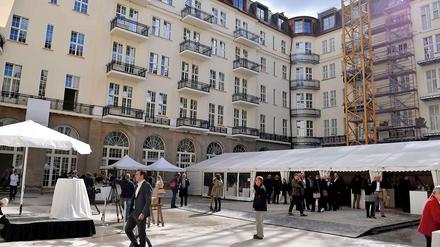 Luxuswohnen am Ku'damm. In einem der fünf Höfe von Haus Cumberland fand am Sonnabend das Richtfest statt.