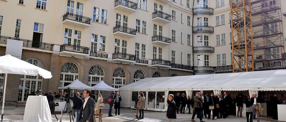 Luxuswohnen am Ku'damm. In einem der fünf Höfe von Haus Cumberland fand am Sonnabend das Richtfest statt.