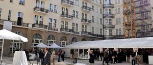 Luxuswohnen am Ku'damm. In einem der fünf Höfe von Haus Cumberland fand am Sonnabend das Richtfest statt.