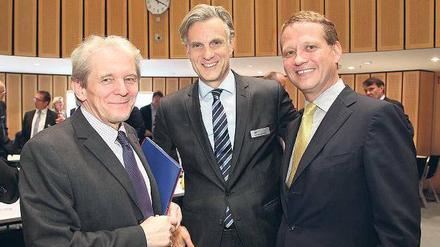 Geschafft. Eric Schweitzer (rechts) freut sich nach seiner Wahl mit Handwerkspräsident Stephan Schwarz (mitte) und Charité-Chef Karl Max Einhäupl, die beide der Vollversammlung der Kammer angehören. Foto: Michael Brunner/Davids