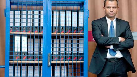 Akten bestimmen das Leben der Mitglieder im NSU-Untersuchungsausschuss des Bundestages, dessen Vorsitzender Sebastian Edathy ist.