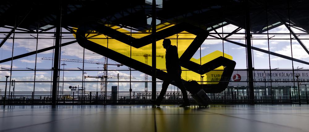 Leere Abfertigungshallen und Ckeck In - Schalter am Flughafen Köln-Bonn wegen der Coronakrise.