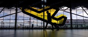 Leere Abfertigungshallen und Ckeck In - Schalter am Flughafen Köln-Bonn wegen der Coronakrise.