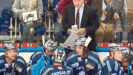 Meister in Not. Bei den Eisbären läuft es nicht rund, nach dem 1:3 gegen Straubing verloren sie nun auch in Mannheim. Foto: dpa