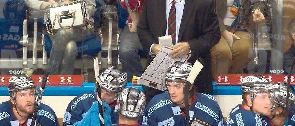 Meister in Not. Bei den Eisbären läuft es nicht rund, nach dem 1:3 gegen Straubing verloren sie nun auch in Mannheim. Foto: dpa